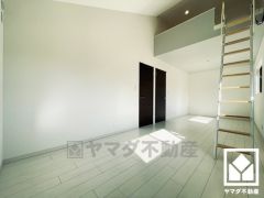 ロフトのあるお部屋は約12帖。お子様がご兄弟で使われるお部屋としても十分な広さがございます。