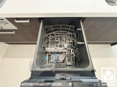 毎日の家事の負担を軽減でき、水道代の節約にもなる食器洗乾燥機付き。