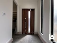 豊富に設置された窓から光が差し込み、外出時にも帰宅時にも、明るい気持ちになれる玄関です。