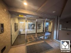 エントランスから始まる、快適な暮らし。オートロック完備の防犯性とデザイン性を両立した、安心の住まい。