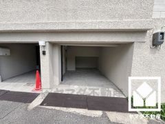 屋内に保管しておけるので、愛車へのダメージが少ない掘込車庫を並列2台分完備。来客時にも便利です。