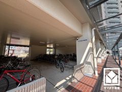 1階部分に屋内駐輪場を完備。雨や風、直射日光から自転車を守ることができます。
