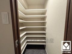 玄関にはたっぷりの収納スペースを完備。靴やベビーカー、アウトドア用品まですっきり収まり、いつでも整った空間に。