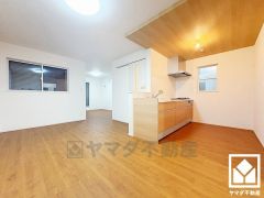 キッチン横には窓がございますので、昼間は手元が明るく、お料理がはかどります。