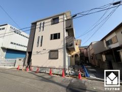 JR東西線・東海道本線「尼崎」駅まで徒歩約12分、阪神電鉄本線「杭瀬」駅まで徒歩約17分の立地。