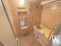 1日の疲れを癒す浴室でゆったりリフレッシュ。清潔感あふれる空間で、毎日のバスタイムをより快適に。