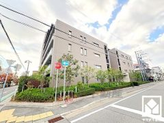 敷地内は木々が多く植えられていて、四季の移り変わりが感じられる緑豊かな景観です。