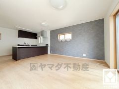 広々17.4帖のLDKが魅力。家族全員がリラックスできる、ゆったりとした快適リビングで温かい団らんの時間を。