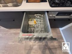 毎日の家事の負担を軽減でき、水道代の節約にもなる食器洗乾燥機付き。
