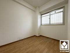 約4.5帖の洋室です。大きな窓からは明るい光が降り注ぎます。柔らかな光が差し込むお部屋で、快適で落ち着いた生活をお送りいただけます。