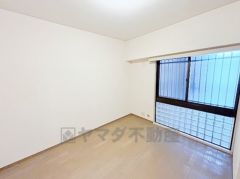 ガラスブロックを取り入れたデザイン性の高い洋室で、リラックスしたひとときを過ごせます。