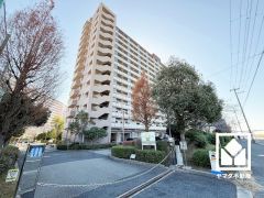 大規模な団地になっており、30号棟は海に面した立地。敷地内には遊具や広場のある緑豊かな公園が豊富に整備されており、子育て世帯の方にもお勧めです。