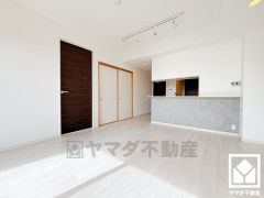 広々16.4帖のLDKが魅力。家族全員がリラックスできる、ゆったりとした快適リビングで温かい団らんの時間を。