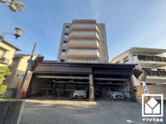 玄関周りに個性が生まれるポーチ付き。門扉がございますので、防犯面でも効果的です。