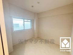 大きな窓からは明るい光が降り注ぎます。