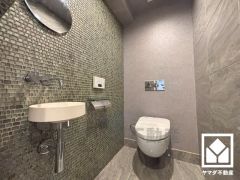 お手入れがしやすく節水効果も高いタンクレストイレです。温水洗浄便座付きで、季節を問わずいつでも温かい便座をお使いいただけます。手洗いが別になっているので、衛生的に使えます。