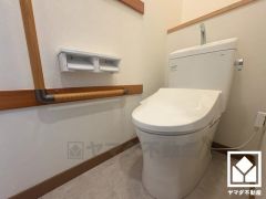 明るく清潔感溢れるトイレです。2連トイレットペーパーホルダーなのでお取替えの手間が軽減できます。手すりもございますので、立ち座りが楽になります。