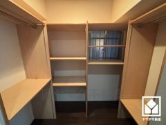 小窓や照明も設置されており、明るい空間です。