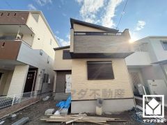 キッチンは床下収納もございます。災害時の非常食や食料品のストックなどを保存できます。