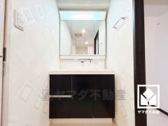 収納付きでスッキリお使い頂ける3面鏡の洗面台です。洗面ボウルが広めなので、忙しい朝でも身支度がしやすく時短になります。