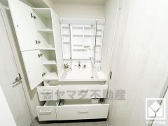 洗面台はトールキャビネット・フロアキャビネットに加えて、鏡の後ろにも収納スペースがあり、オーラルケア・ヘアケア・スキンケア用品、リネン類などもスッキリ片付きます。