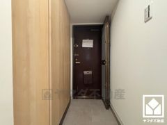 断熱・防音・防犯性の高い二重扉の玄関です。たっぷりの収納スペースも完備。家族の靴をしっかり収納できるので、玄関がいつも片付き、気持ちよくお客様を迎えられます。