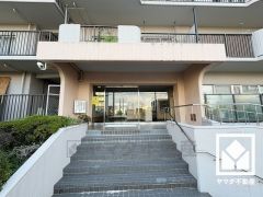 広々とした明るいエントランス。綺麗に整備されており、帰宅時や来客時にも気持ちの良い空間です。