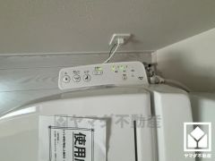 温水洗浄便座付きで、季節を問わずいつでも温かい便座をお使いいただけます。ご成約でヤマダポイントプレゼント中です。お問合せお待ちしております。