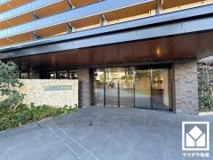 エントランスから始まる、快適な暮らし。オートロック完備の防犯性とデザイン性を両立した、安心の住まい。