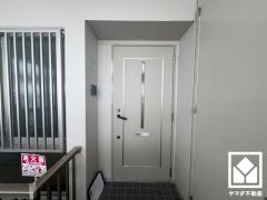 ドアのスリット窓から光が差し込み、外出時にも帰宅時にも、明るい気持ちになれる玄関です。