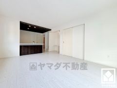 広々17帖のLDKが魅力。家族全員がリラックスできる、ゆったりとした快適リビングで温かい団らんの時間を。