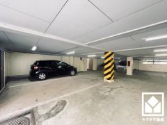 屋内に保管しておけるので、愛車へのダメージが少ない地下駐車場を完備。全て分譲駐車場ですが、所有者、管理者が募集するケースがあります。最新状況は弊社スタッフまでお気軽にお問い合わせ下さい。