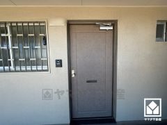 シンプルで洗練された玄関デザイン。帰るたびにホッとできる、心地よい住まいの入り口。