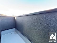 南北両面バルコニーで陽当たり、風通し良好。バルコニーが2階に1か所、3階に2か所の合計3か所ございますので、お洗濯物をたっぷりと干す事ができます。