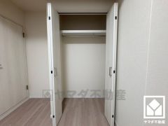 クローゼットは奥行きがあるので、収納力も申し分ありません。