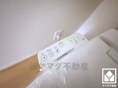 温水洗浄便座で、清潔感と快適さを両立したトイレ空間。