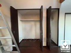 リビング収納は奥行きがあり、お洋服はもちろん、スーツケースなどの大物や日用品のストックなどもしっかり収納できます。