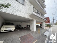 敷地内に平面式駐車場を完備。重い荷物や雨の日の移動もスムーズで、快適なカーライフを実現。空き状況はお問い合わせください。