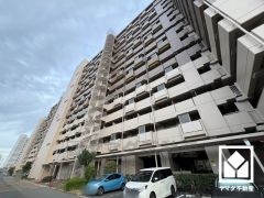 重厚感のあるファサードが、洗練された暮らしを予感させる。品格あるデザインが魅力のマンション。