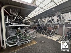 サイクルラックの設置された駐輪場を完備。スッキリ整理されて、自転車同士の接触や転倒の心配がございません。