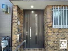 ドアの窓から光が差し込み、外出時にも帰宅時にも、明るい気持ちになれる玄関です。