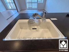 清潔感あふれるシンクで、毎日を気持ちよくスタート。ご成約でヤマダポイントプレゼント中です。お問合せお待ちしております。