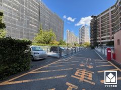 敷地内に駐車場を完備（月額9500円～14000円）。重い荷物や雨の日の移動もスムーズで、快適なカーライフを実現。空き状況は弊社スタッフまでお気軽にお問い合わせください。