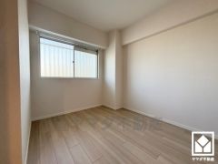 約5帖の洋室です。大きな窓からは明るい光が降り注ぎます。柔らかな光が差し込むお部屋で、快適で落ち着いた生活をお送りいただけます。