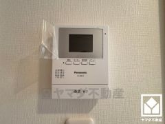 突然の来訪時でも安心なモニター付きインターホンを完備。お留守番中のお子様でも簡単に来訪者の確認ができます。