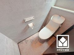 明るく清潔感溢れるトイレです。