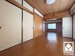 3階南側洋室です。北側の洋室とは続き間になっており、一体利用も可能です。