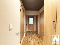 シンプルで洗練された玄関スペース。帰るたびにホッとできる、心地よい住まいの入り口。