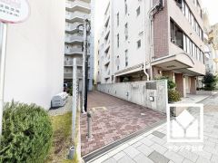 「セブンイレブンJRさくら夙川駅前店」まで徒歩4分、「ライフ夙川店」まで徒歩8分など、お買い物施設が徒歩圏内に複数あり便利な住環境です。