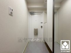 白を基調とした清潔感のある明るい玄関になりました。玄関にはシューズボックスを完備。家族の靴もしっかり収納できるので、玄関がいつも片付き、気持ちよくお客様を迎えられます。